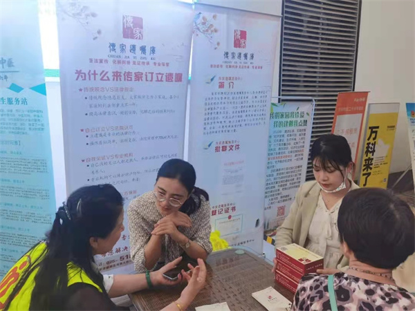 又到一年重阳时，传家敬老入社区！